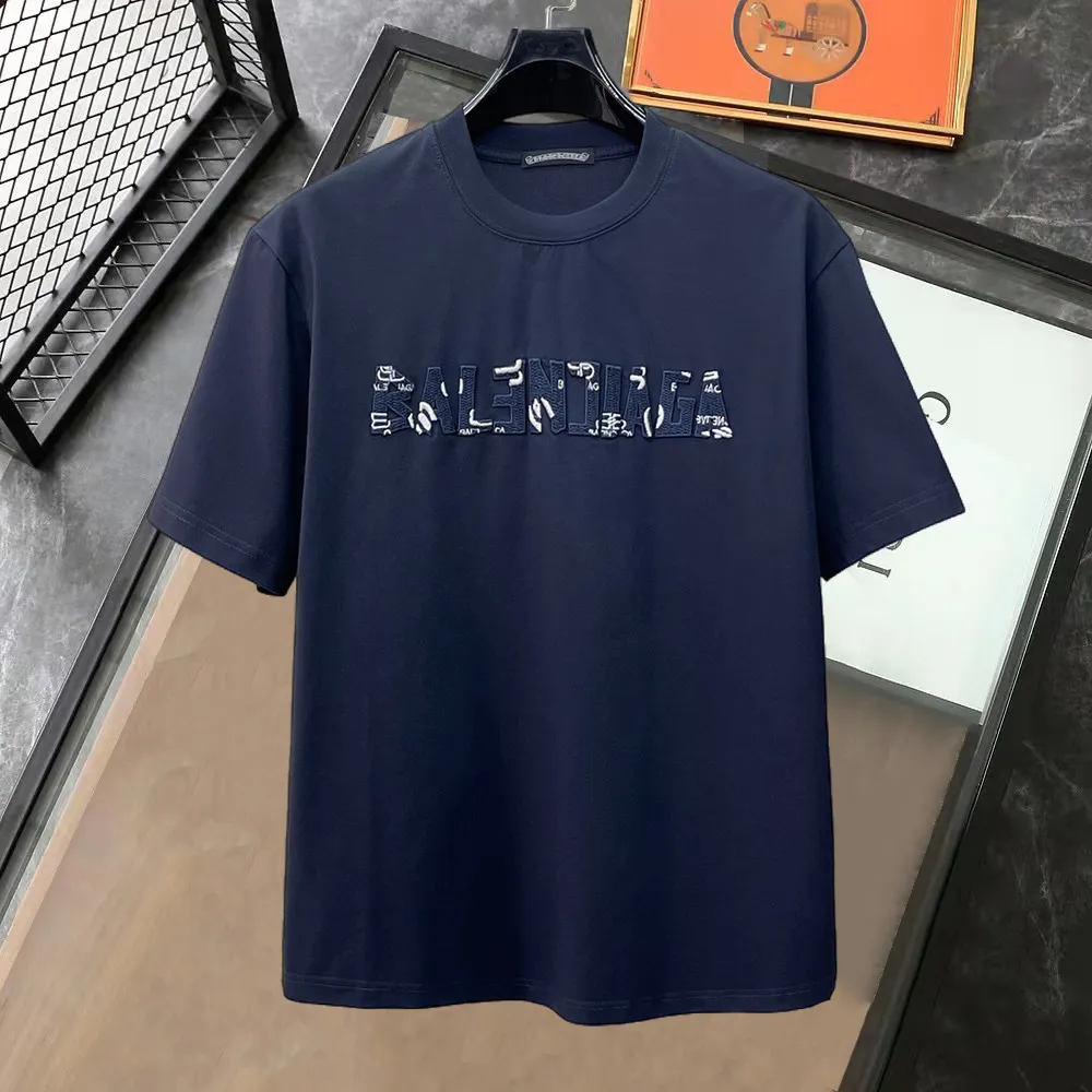 Balenciaga's high-end top-quality products 🐮2026 Spring and Summer New Arrival first counter, the latest New Arrival short-sleeved round neck T-shirt, Premium customized design, avant-garde and fashionable! Brand logo heavy craftsmanship design Premium customized 260g fabric. Soft to the touch. Comfortable to wear. Counter-level exquisite stitching. Fine workmanship. The upper body effect is incomparably handsome! A must-have item for men and women with the same style! Sizes: S~XXL When placing an order, please state your height and weight. The maximum wearing size is 210 pounds (one size larger)